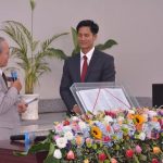 12. Dai dien HDGP chuc mung