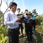 5.-Ban-hát-bên-bờ-sông