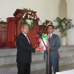 7-Lanh-dao-Giao-hoi-tang-qua-chuc–mung