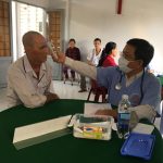 2-Các-bác-sĩ-thăm-khám-cho-bệnh-nhân