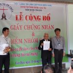 Đại-Diện-Chính-Quyền-Chúc-mừng-và-Trao-Giấy-chứng-nhận