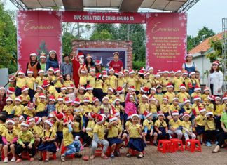 Trẻ Mẫu Giáo Đến Nhà Thờ Tìm Hiểu Lễ Giáng Sinh