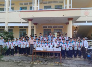 Kiên Giang: Hội Thánh Chúa Hỗ Trợ 11.000 Quyển Tập Cho Học Sinh Nghèo
