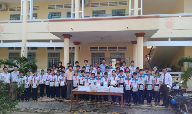 Kiên Giang: Hội Thánh Chúa Hỗ Trợ 11.000 Quyển Tập Cho Học Sinh Nghèo