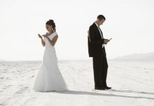 Đừng Để Chiếc Điện Thoại Giết Chết Hôn Nhân Bạn!