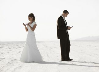 Đừng Để Chiếc Điện Thoại Giết Chết Hôn Nhân Bạn!