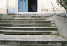 Truyện Ngắn: Dưới Thềm