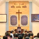 Mục-sư-Hồ-Nguyên-Kha,-Trưởng-ban-Đại-diện-tuyên-bố-khai-mạc-và-cầu-nguyện-khai-lễ