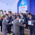 Mục-sư-đoàn-trao-tay-hữu-thông-công