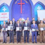 Trao-tặng-Kinh-Thánh-&-Giấy-chứng-nhận-Mục-sư