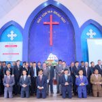 Đặt-tay-cầu-nguyện-Chủ-tịch-HĐTVTPMS-&Mục-sư-đoàn