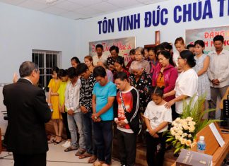 19 Người Tin Chúa Trong Đêm Truyền Giảng Tại HTTL Phan Thiết