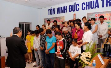 19 Người Tin Chúa Trong Đêm Truyền Giảng Tại HTTL Phan Thiết