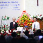 1. Chính quyền tặng hoa cho ban đại diện