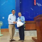 Mục-sư-Y-Than-thủ-quỹ-ban-TG-Tặng-quà-lưu-niệm