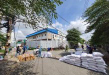 Ủy Ban Y Tế Xã Hội Tổng Liên Hội Hỗ Trợ Thực Phẩm Cho Người Dân Xung Quanh Viện Thánh Kinh Thần Học