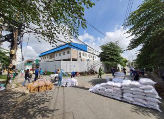 Ủy Ban Y Tế Xã Hội Tổng Liên Hội Hỗ Trợ Thực Phẩm Cho Người Dân Xung Quanh Viện Thánh Kinh Thần Học