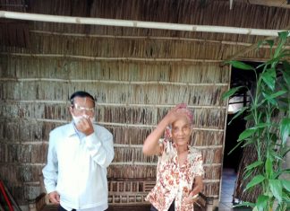 Trà Vinh: Hội Thánh Trà Cú Phát Quà Yêu Thương Cho Tín Hữu Khmer Mùa Dịch