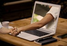 Khích lệ hay khích bác?