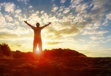 Thơ: Sống Trong Niềm Vui