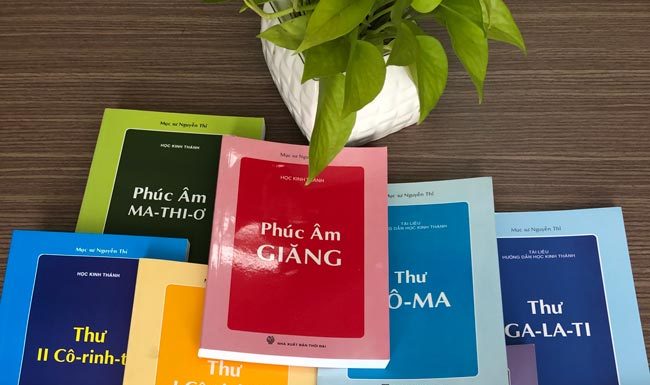 Ủy Ban CĐGD: Mua Sách Bộ Để Làm Phần Thưởng Giáng Sinh