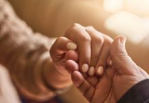 Làm Thế Nào Để Giúp Đỡ Người Đau Buồn Trong Mùa Lễ Hội?