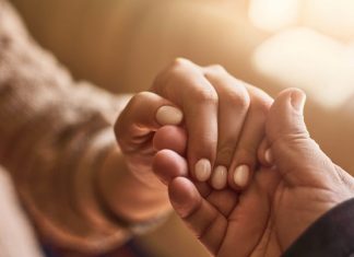 Làm Thế Nào Để Giúp Đỡ Người Đau Buồn Trong Mùa Lễ Hội?