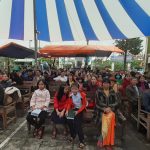 Hội-chúng-ngồi-ngoài-sân