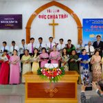 Ban-hát-Điểm-nhóm-Tàu-Hơi-tôn-vinh-Chúa