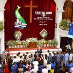 H2b—Hình-30-thân-hữu-bằng-lòng-cầu-nguyện-tiếp-nhận-Chúa-sau-lpoi72-kêu-gọi-của-Mục-sư-Nguyễn-Thế-Hiển-QNHT