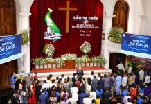 30 Người Tin Chúa Trong Đêm Truyền Giảng Kỷ Niệm 100 Năm Thành Lập HTTL Sài Gòn