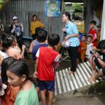 H5a—Cô-Bích-Loan-thay-mặt-Hội-Thánh-Tân-Châu-và-ân-nhân-trao-50-phần-quà-cho-các-cháu