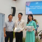 Trao Chứng chỉ và phần thưởng cho Khóa sinh xuất sắc 2