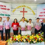 trao-quà-cho-đại-biểu-chính-quyền-đến-dự-lễ