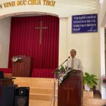Mục-sư-Dương-Quang-Hòa,-Ủy-viên-TLH-giúp-đỡ-cho-các-giáo-viên-qua-giáo-trình-“Cẩm-Nang-Giáo-Viên-Trường-Chúa-Nhật”-và-“Những-Mục-Tiêu-Của-Trường-Chúa-Nhật”