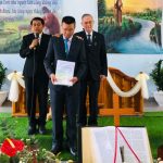 9.-MS.-Bùi-Phụng-hiệp-với-MS.-K’B-rọp-trao-giáo-vụ-lệnh-và-cầu-nguyện-cho-chức-vụ-của-MS