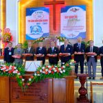 Tặng-quà-cho-các-vị-lãnh-đạo-giáo-hội