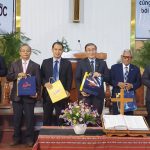 Tang-qua-va-chup-hinh-luu-niem