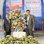 11. Đại diện Ban Tôn giáo tỉnh có lẵng hoa và lời chúc mừng. (Custom)