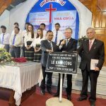 6. MS. Bùi Phụng thực hiện nghi thức Lễ Khởi công. (Custom)