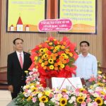 Chính quyền tặng hoa chúc mùng