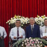 Ms-Nguyễn-Thế-Hiển-trao-các-văn-bản-của-TLH-cho-các-Tôi-tớ-Chúa-kiêm-nhiệm-tại-các-Chi-hội