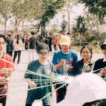 2. Các bạn trẻ tham gia trò chơi