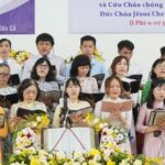Ca đoàn Hội Thánh Bến Gỗ Tôn vinh Chúa.