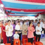 Tin hữu tham dự Hội Đồng, bên ngoài Nhà thờ Kv 1