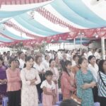 Tin hữu tham dự Hội Đồng, bên ngoài Nhà thờ Kv 2