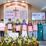 8. Tặng quà lưu niệm