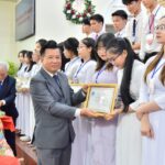 Trao chứng chỉ tốt nghiệp cho các khóa sinh