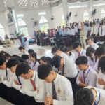 10. Khoá sinh cầu nguyện dâng mình hầu việc Chúa