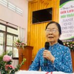 Bà Mục sư Nguyễn Đình Tín chia sẻ lời Chúa